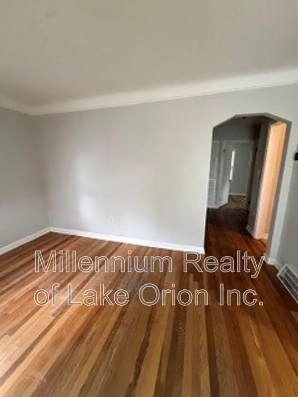3 bed, 1.0 bath, 1100 sqft, $1,395 — Photo 3