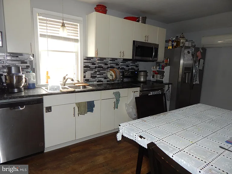 245 Noble St #2 — Photo 4