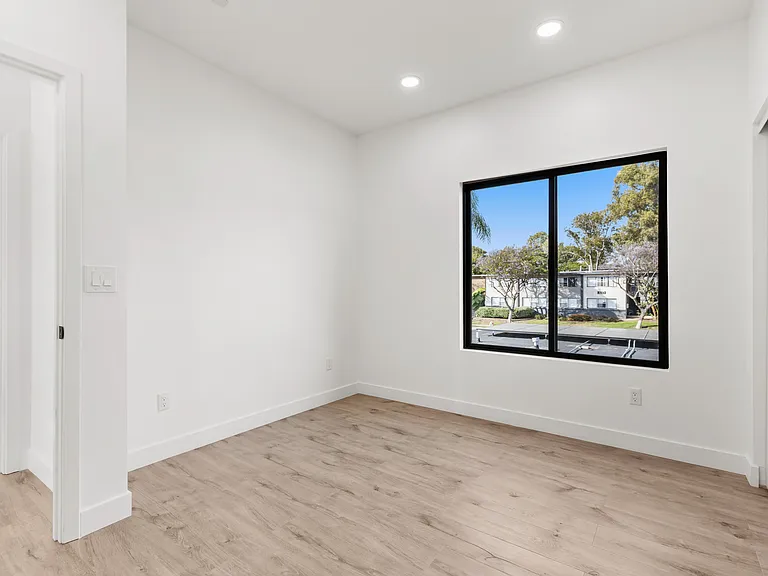 3248 Clairemont Dr #4 — Photo 1