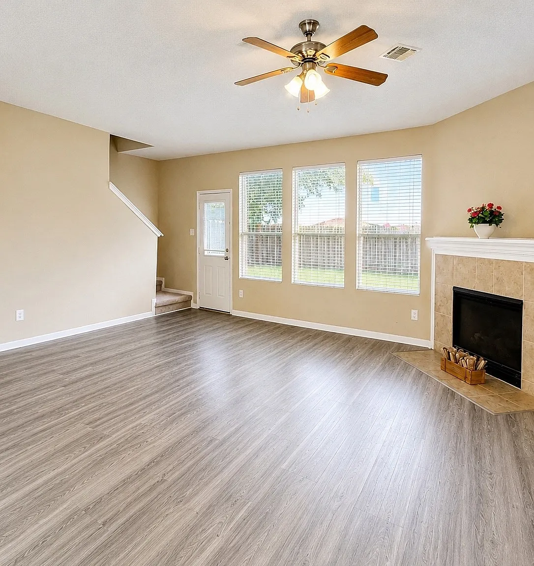 4 bed, 2.5 bath, 2405 sqft, $2,150 — Photo 3