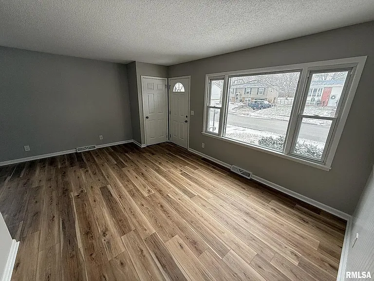 3520 Greenbrier Dr — Photo 5