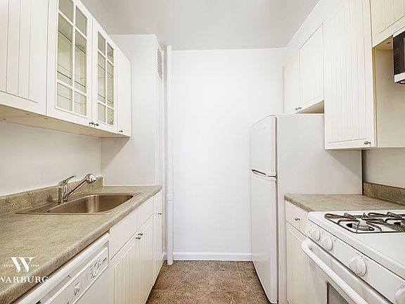 3rd image of 220 E 54th St APT 5D