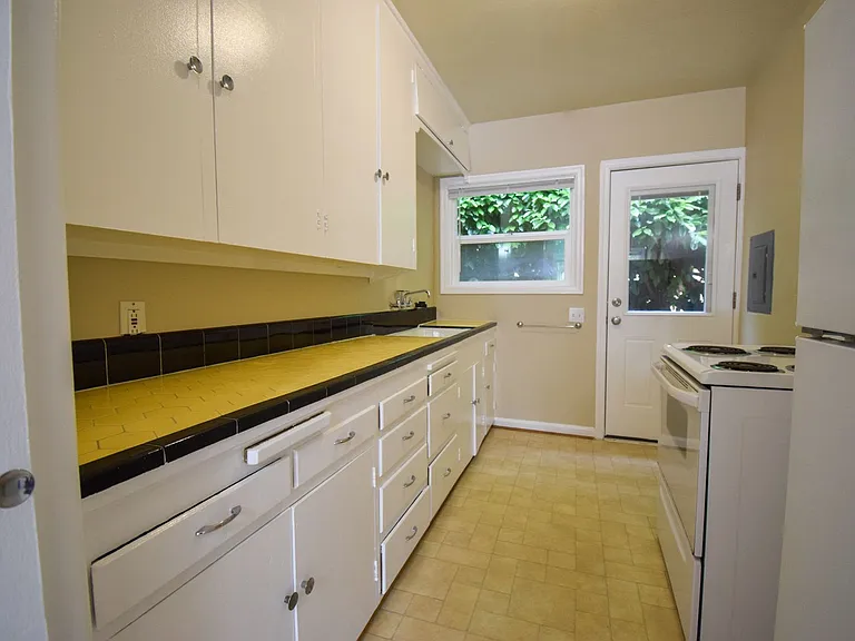 6615 SW Canyon Ln #1-7 — Photo 2