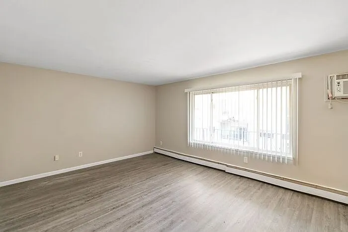 3 bed, 1.0 bath, 1200 sqft, $1,400 — Photo 2
