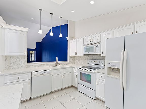 5th image of 10943 Dolphin Palm Ct APT A