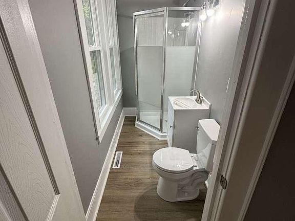 4th image of 121 Falls Rd