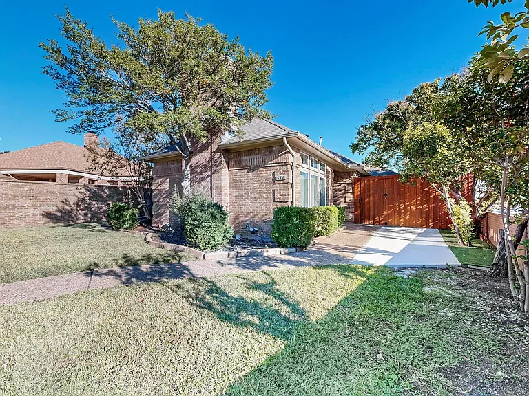 811 Oakway Ct — Photo 3