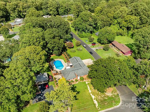 3rd image of 702 Hillcrest Ave