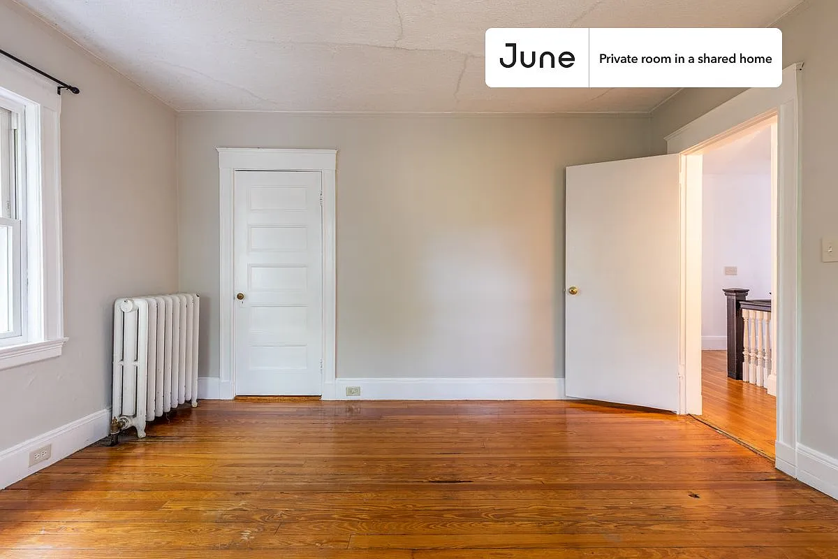 Queen bedroom in 9 bed/2 bath home in Brighton #1341 E — Photo 4