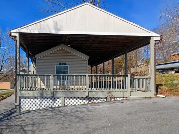 2 Cub Ave, Falling Waters, WV 25419