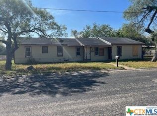 906 E Clare St, Beeville, TX 78102