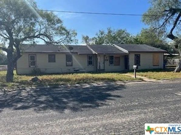 906 E Clare St, Beeville, TX 78102
