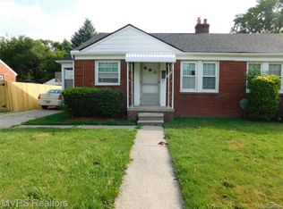 18557 Roscommon St, Harper Woods, MI 48225