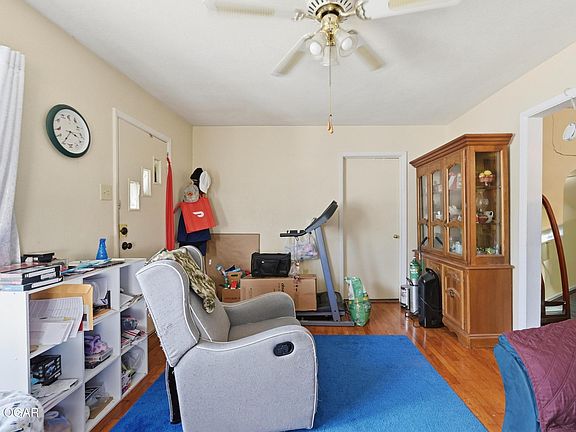 5th image of 827 W Chestnut St