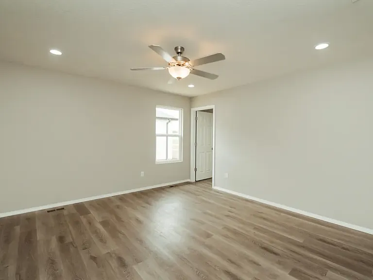 1371 E Macon St — Photo 14
