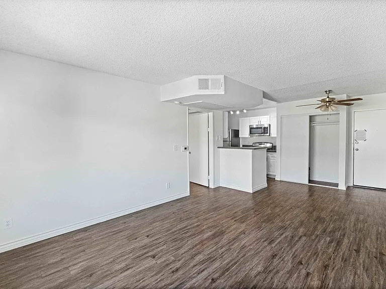 1725 Grismer Ave — Photo 5