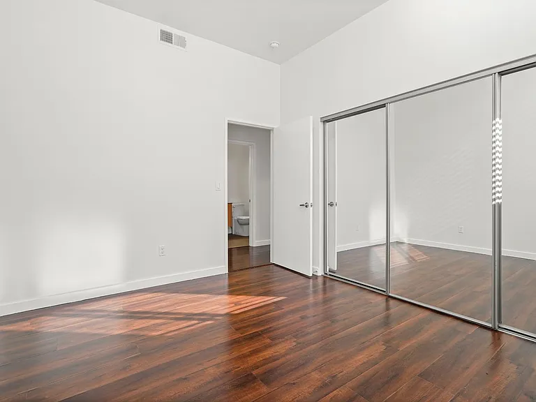 6462 Woodley Ave — Photo 35