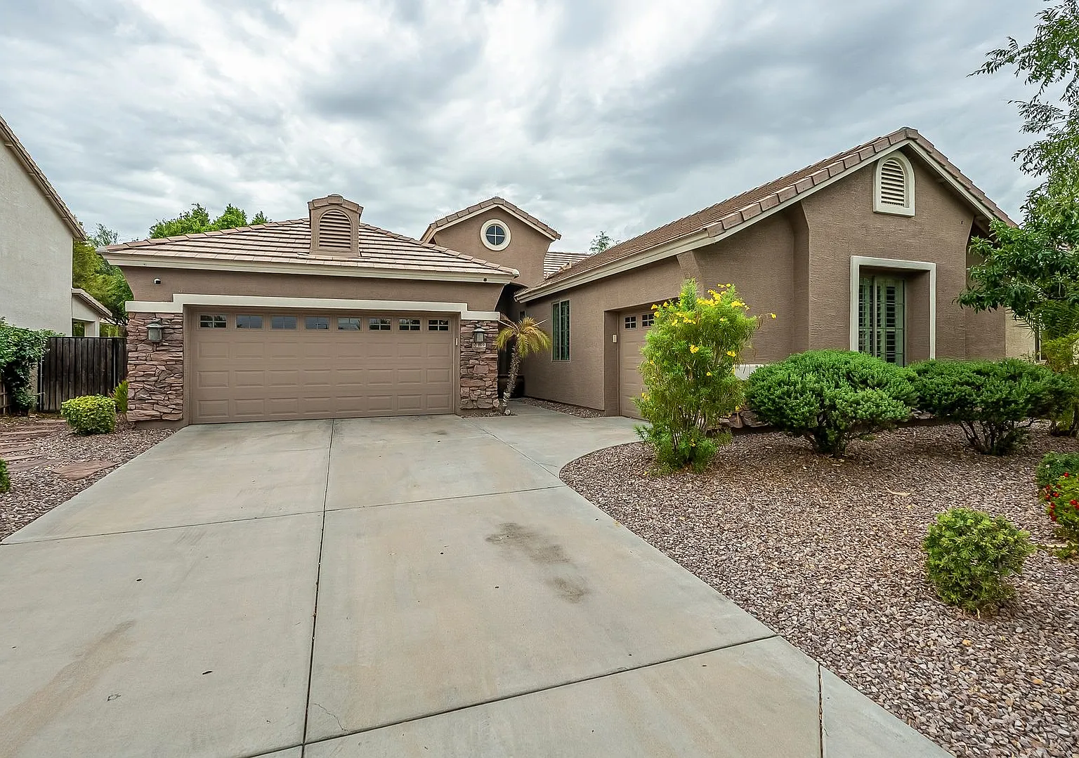 Phoenix Pool Home | 4 Bedrooms, Solar + Backyard Putting Green — Photo 2