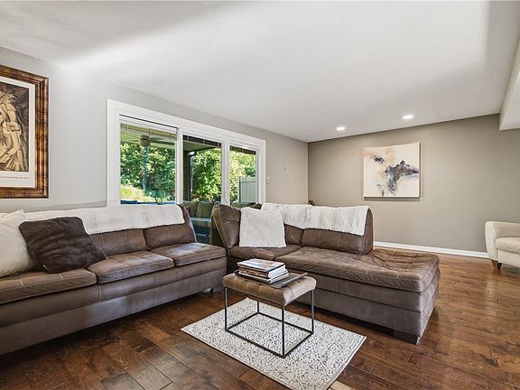 4th image of 130 Freedom Dr