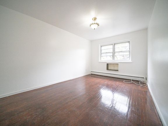 3rd image of 717 Saint Lawrence Ave #3