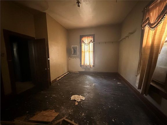 4th image of 1921 Jones St