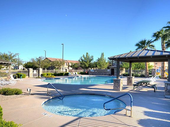 Very nice community pool