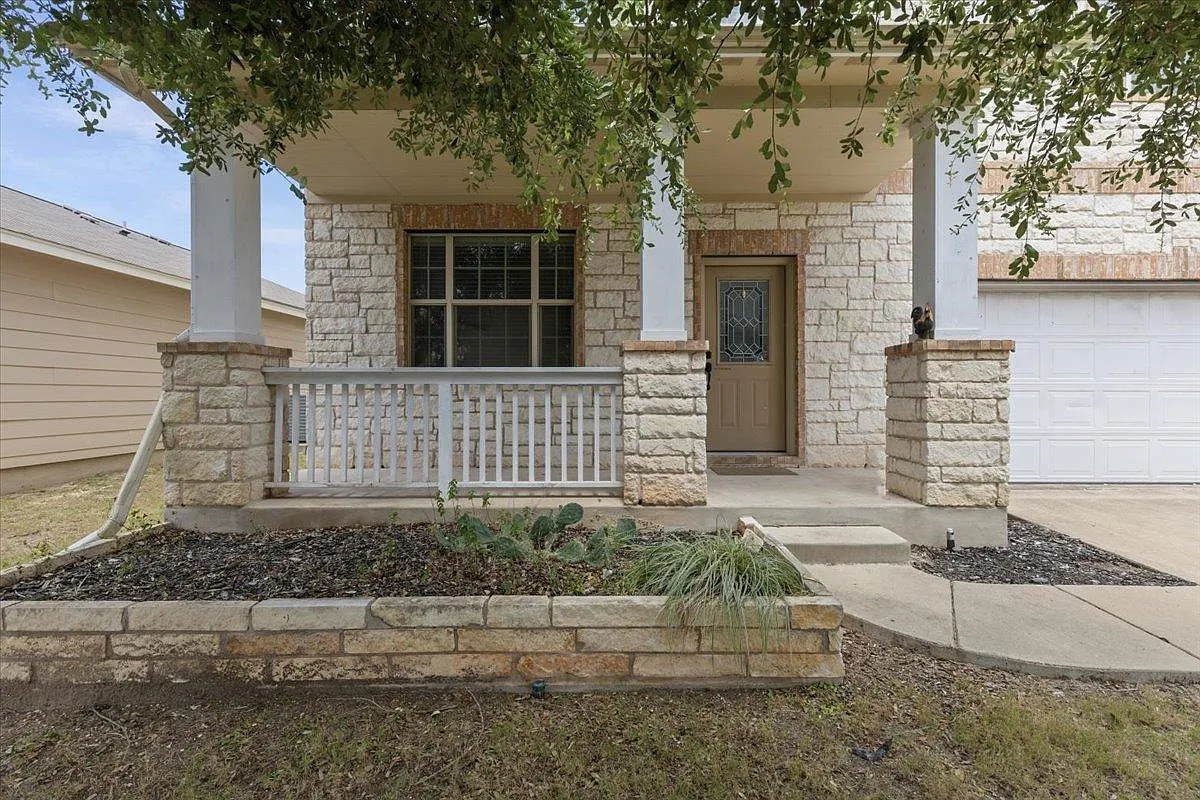 5 bed, 2.5 bath, 2469 sqft, $2,245 — Photo 3