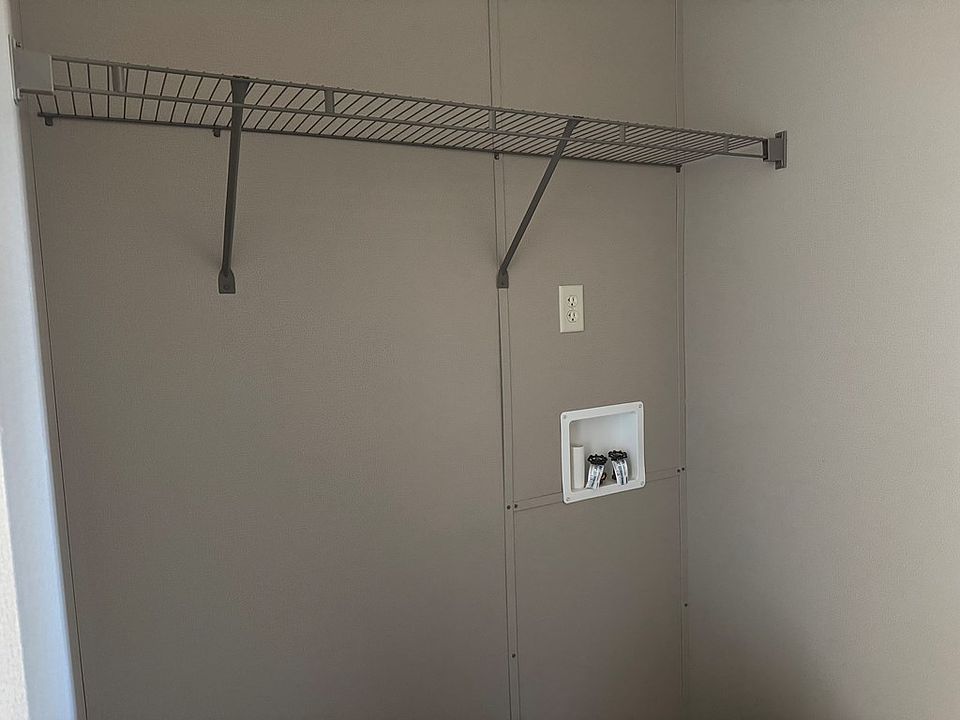 2nd image of 7100 Airline Dr #836