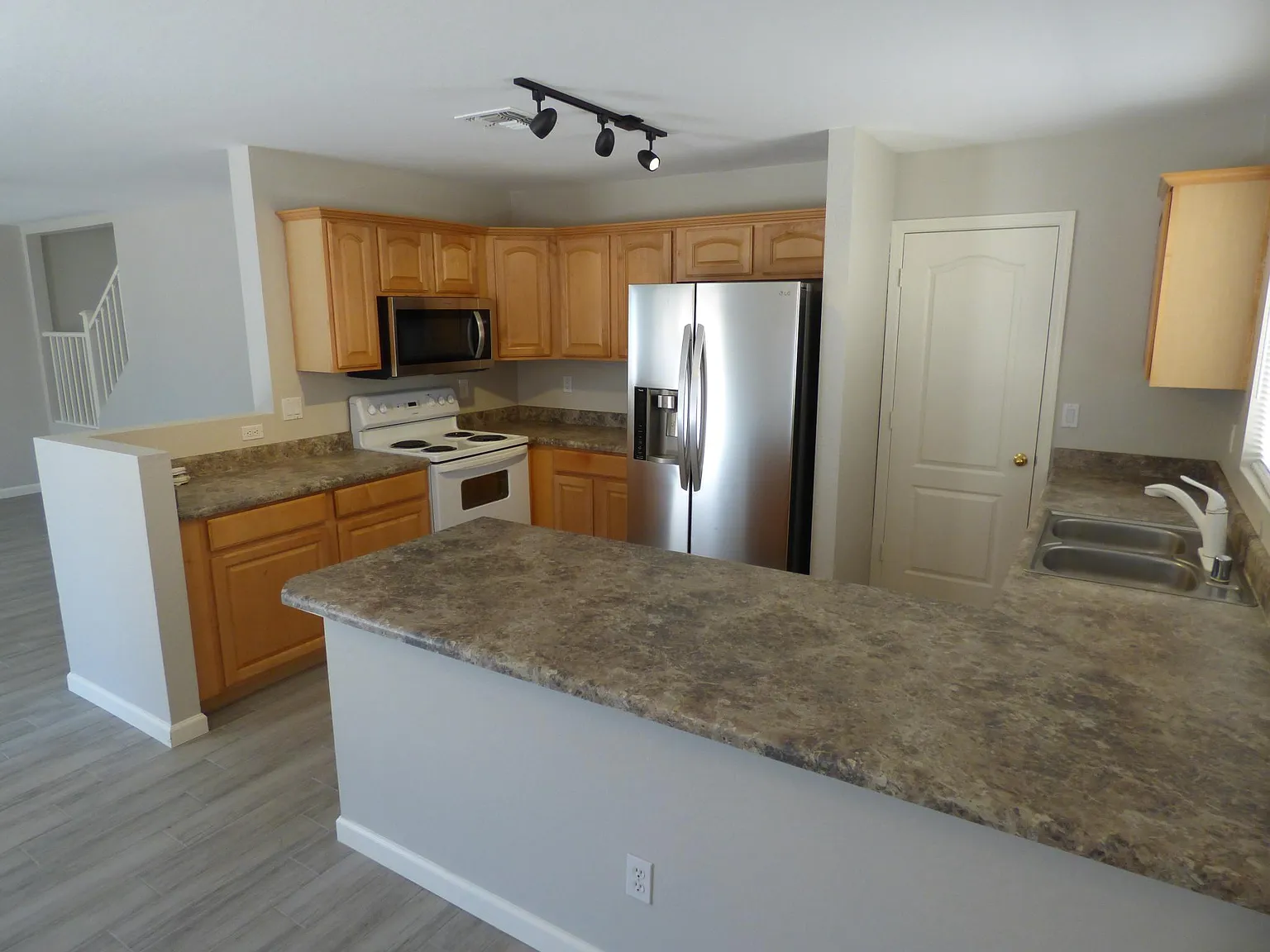 4 bed, 2224 sqft, $1,975 — Photo 2