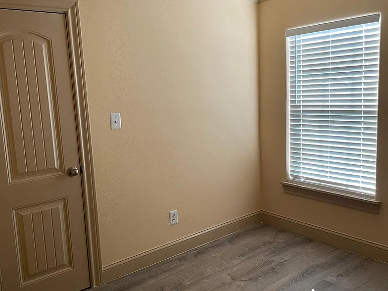 1715 Denver Ave — Photo 10