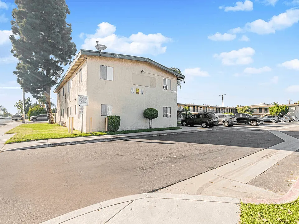 11711 Lakewood Blvd #35