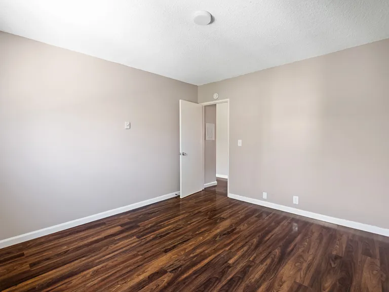 710 E 6th St — Photo 14