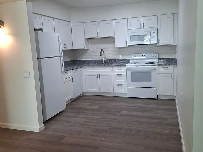 Taylor Heights Apartments — Photo 17