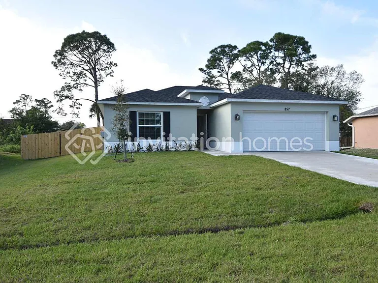 857 SW Sail Ter — Photo 1