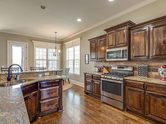 5th image of 104 Shady Hollow Dr
