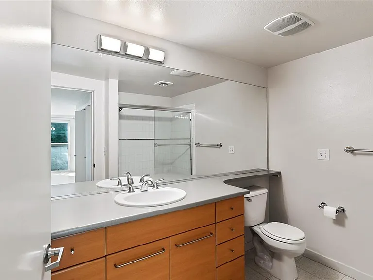 1420 E Pine St #E202 — Photo 24