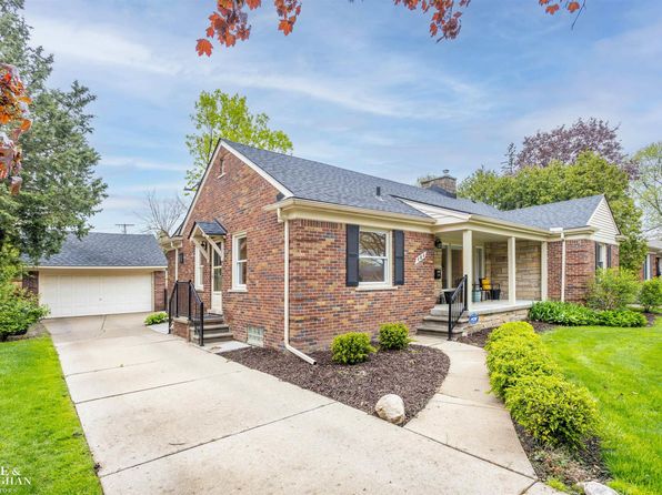 484 Bournemouth Cir, Grosse Pointe Farms, MI 48236