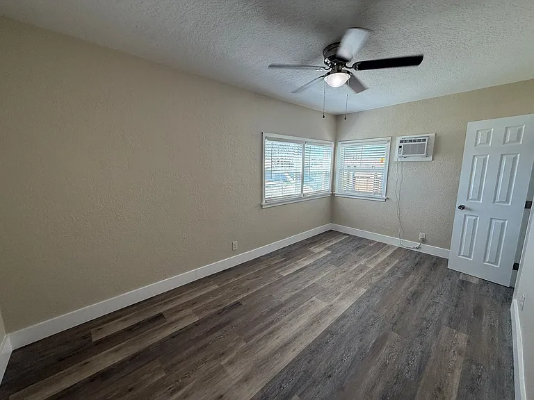 3845 Strong St — Photo 5