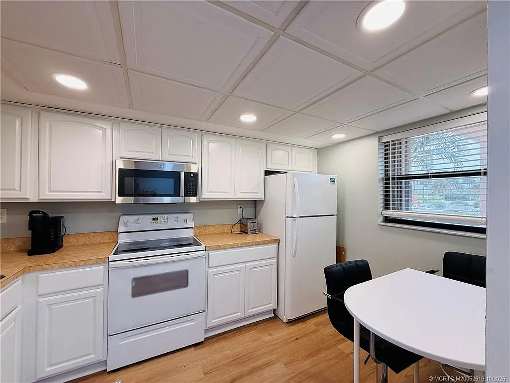 2 bed, 2.0 bath, 1053 sqft, $4,200 — Photo 4