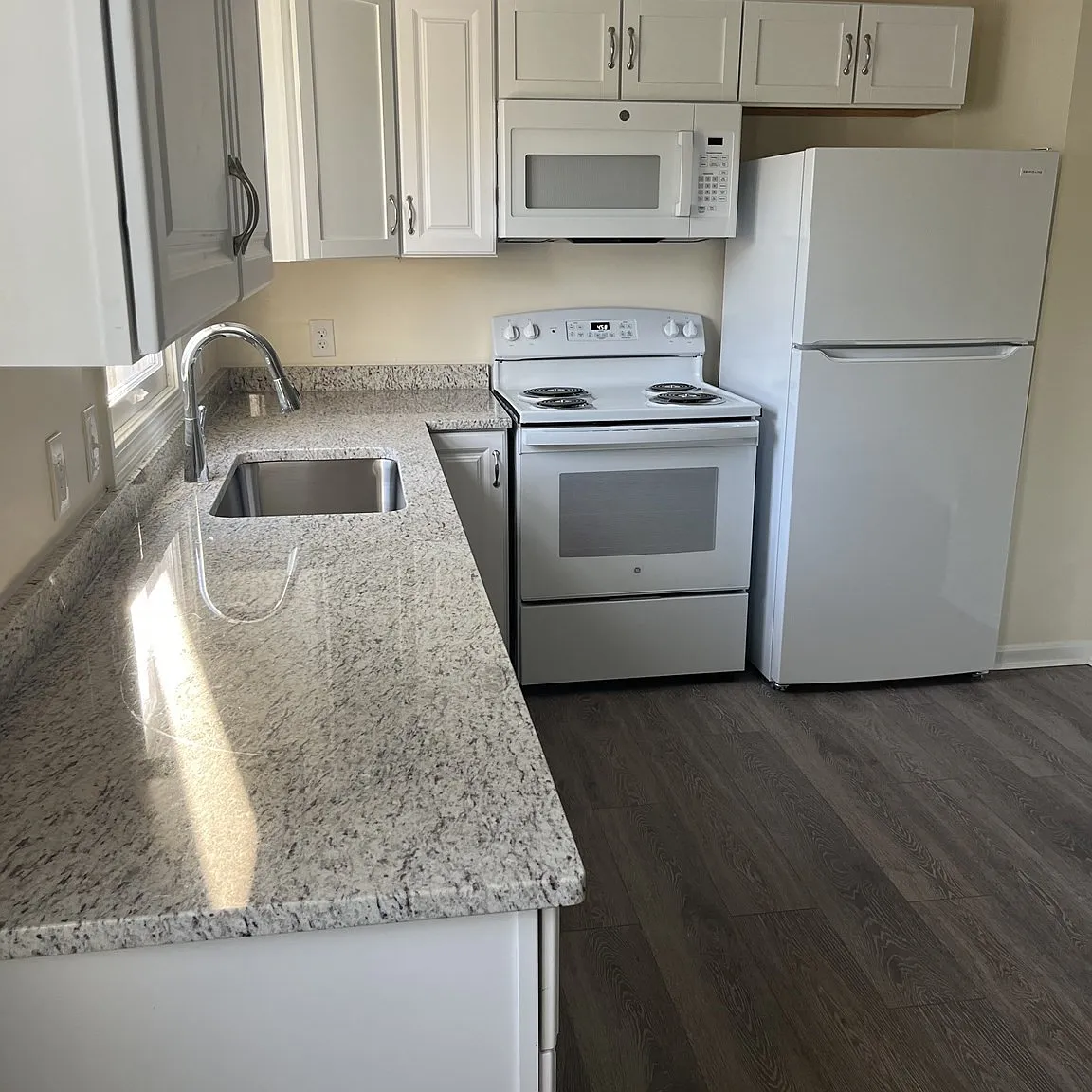 2 bed, 930 sqft, $2,025 — Photo 1