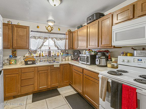 4th image of 4540 Hood Ave