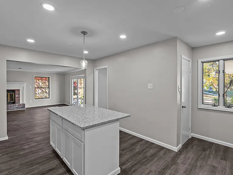 8977 Big Bend Blvd — Photo 10