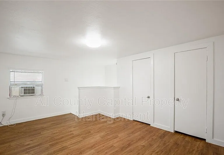 502 W 35th St #205 — Photo 13