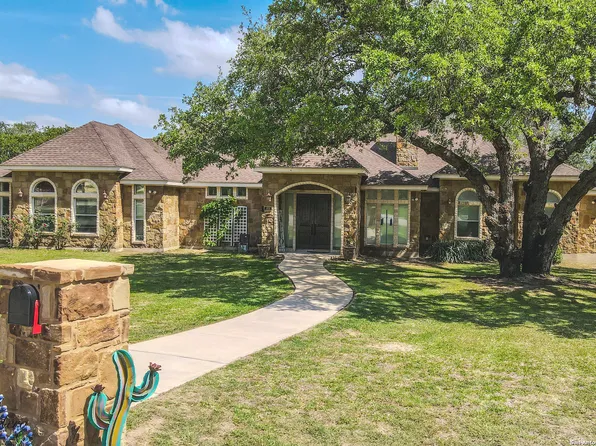 124 Medora Branch, Floresville, TX 78114
