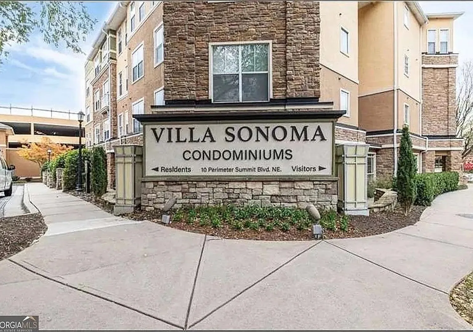 Room in 2 Bedroom Home at Perimeter Summit Blvd — Photo 4