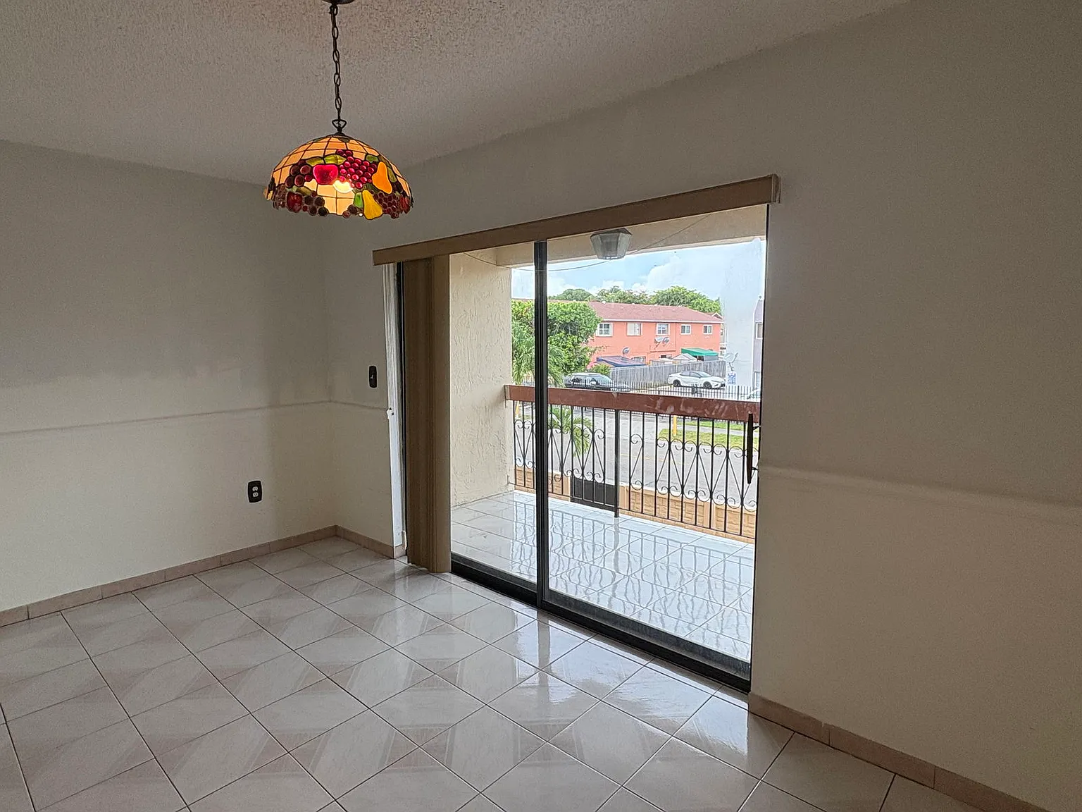 3 bed, 2.5 bath, 1309 sqft, $2,600 — Photo 3