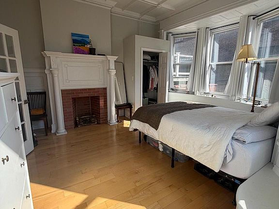 2nd image of 2034 Chestnut St APT 2R