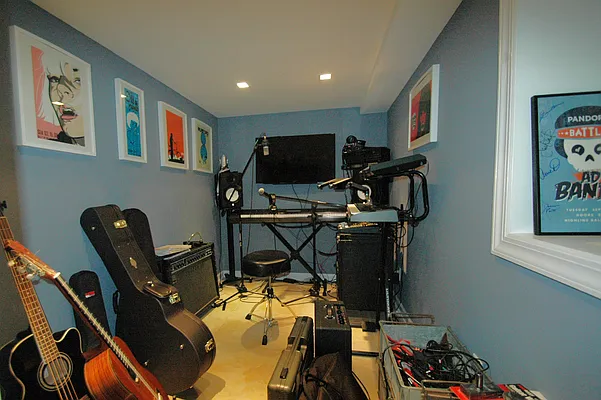 Rented by BLU Real Estate | media 18