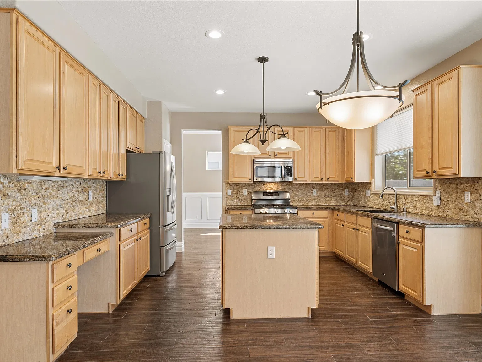 4 bed, 2730 sqft, $3,499 — Photo 3