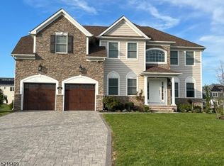 16 Surrey Ln, Belle Mead, NJ 08502